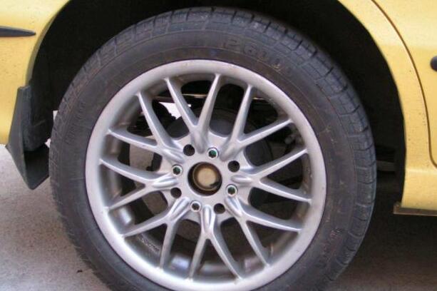 汽車輪轂不耐臟，去4s店保養(yǎng)又太貴，這個辦法也許能幫到你
