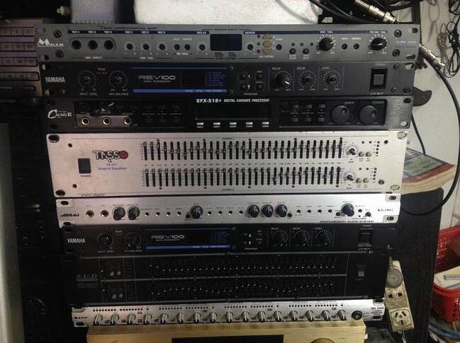 加入均衡器來調(diào)整音響系統(tǒng)時(shí)，要對(duì)音響系統(tǒng)...