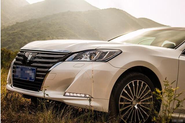 新塘豐田皇冠音響改裝后，車(chē)主喜上眉梢地說(shuō)：聲浪真的好脆好迷人！