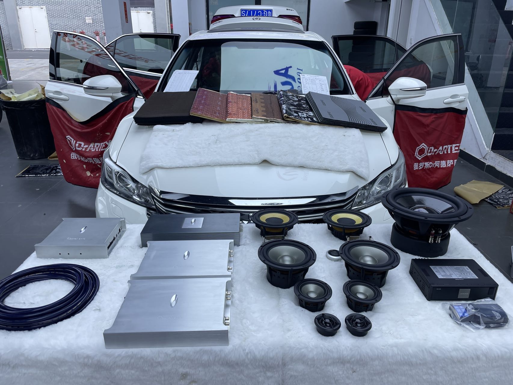 豐田皇冠音響升級(jí)，駕駛中的音樂(lè)享受