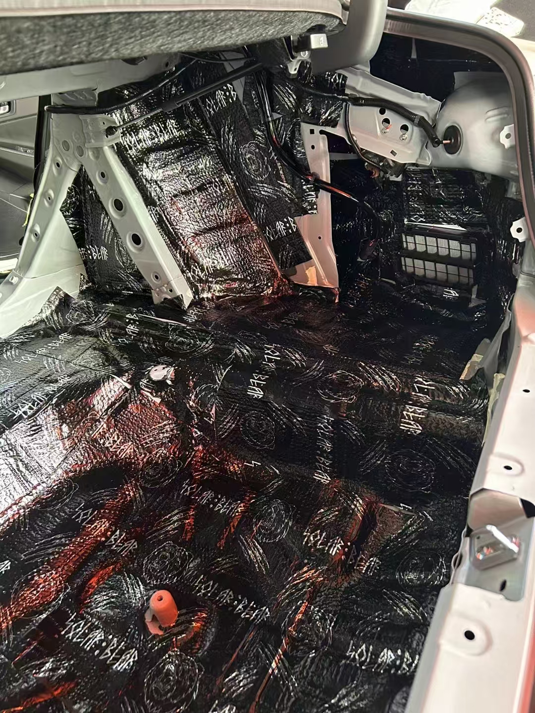 后備箱、內(nèi)輪轂 北冰熊.jpg